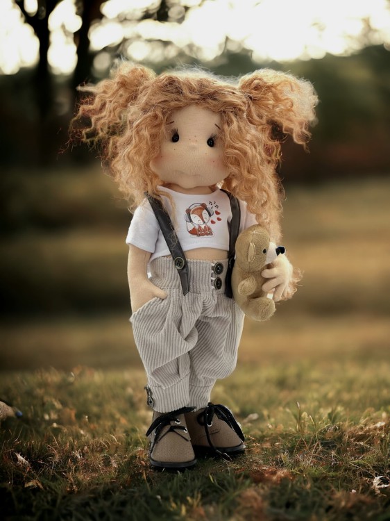 Zbliżenie na włosy alpaki lalki Nelly