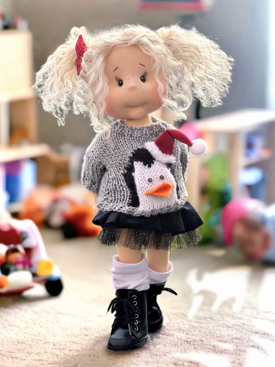Lalka Lullu Dolls Domi w ubrankach z materiałów OEKO-TEX