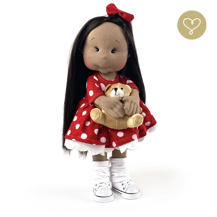 Zbliżenie na detale lalki Debbie – ręce, twarz i włosy