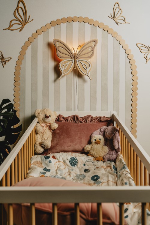 nocna-lampka-LED-motylek-na-sciane.