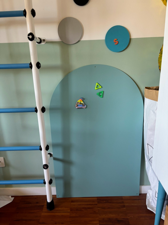 Silnie magnetyczna tablica dla dzieci „Łuk” – kreatywna, dekoracyjna i edukacyjna przestrzeń