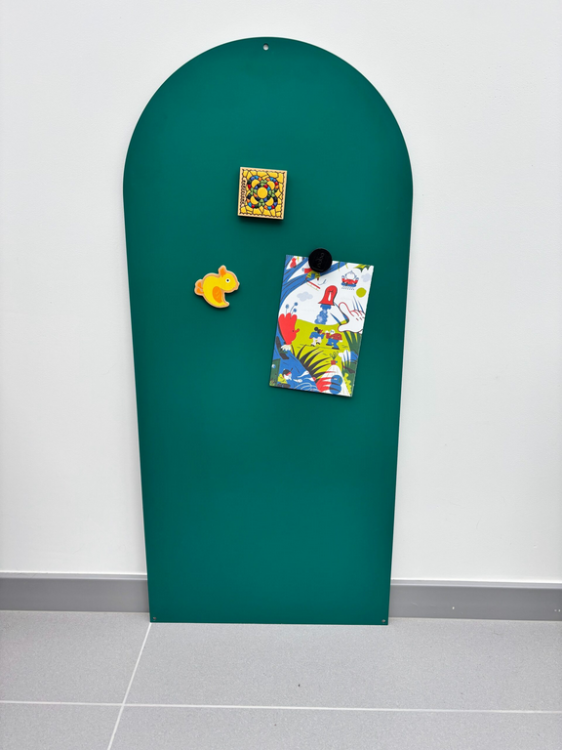 Silnie magnetyczna tablica dla dzieci „Łuk” – kreatywna, dekoracyjna i edukacyjna przestrzeń