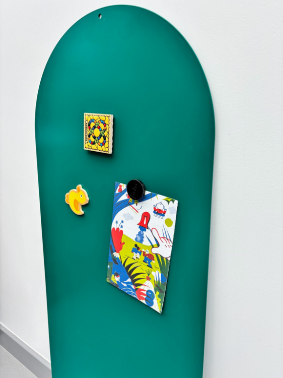 Silnie magnetyczna tablica dla dzieci „Łuk” – kreatywna, dekoracyjna i edukacyjna przestrzeń