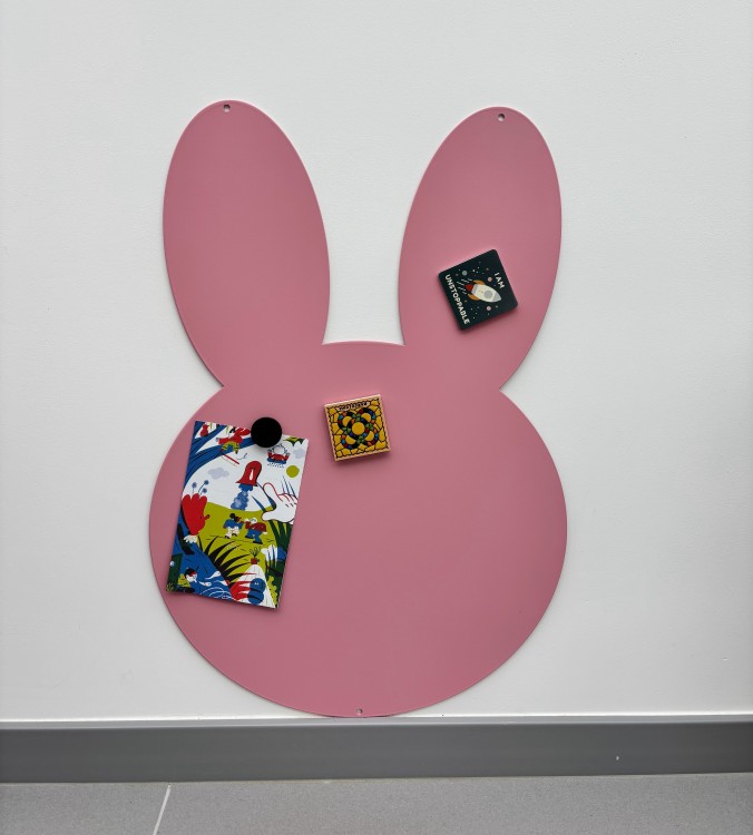 Silnie magnetyczna tablica dla dzieci „Królik” – kreatywna przestrzeń do zabawy i nauki 41x60cm