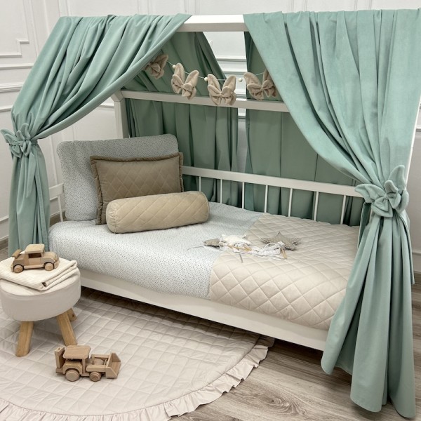 Baldachim na łóżeczko domek wykonany z aksamitnej tkaniny velvet w elegancznej aranżacji pokoju dziecka