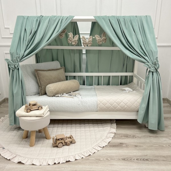 Baldachim na łóżeczko domek wykonany z aksamitnej tkaniny velvet w elegancznej aranżacji pokoju dziecka