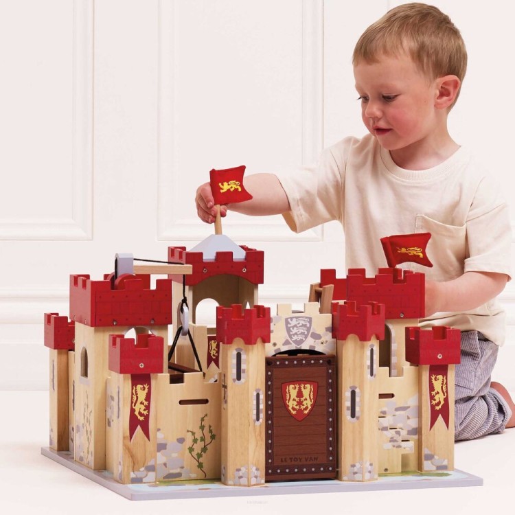 Drewniany zamek Lionheart Le Toy Van z mostem zwodzonym, wieżami i fosą