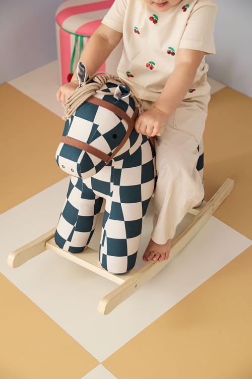 Bujany konik Kid’s Concept Miro z miękką grzywą i stabilną drewnianą podstawą