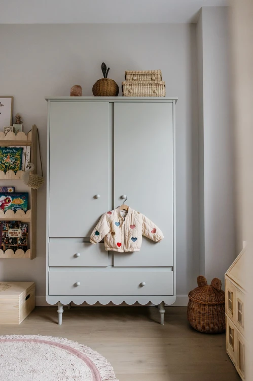 Drewniana szafa dla dzieci Babushka Oliwka