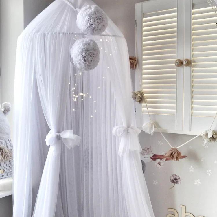 Bajeczny baldachim z tiulu miękkiego - różne kolory i zawieszki