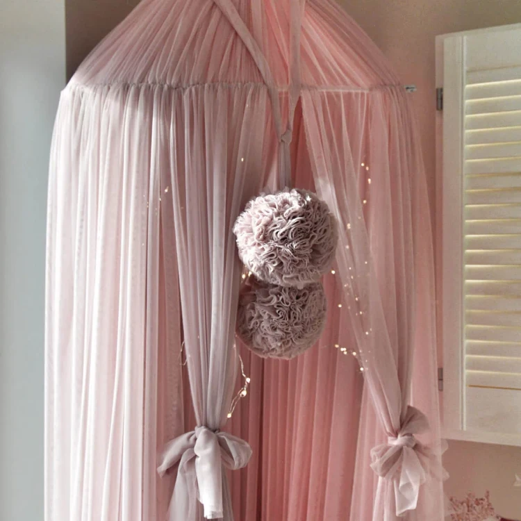 Bajeczny baldachim z tiulu miękkiego - różne kolory i zawieszki