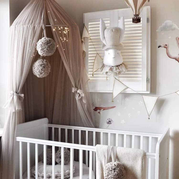 Bajeczny baldachim z tiulu miękkiego - różne kolory i zawieszki