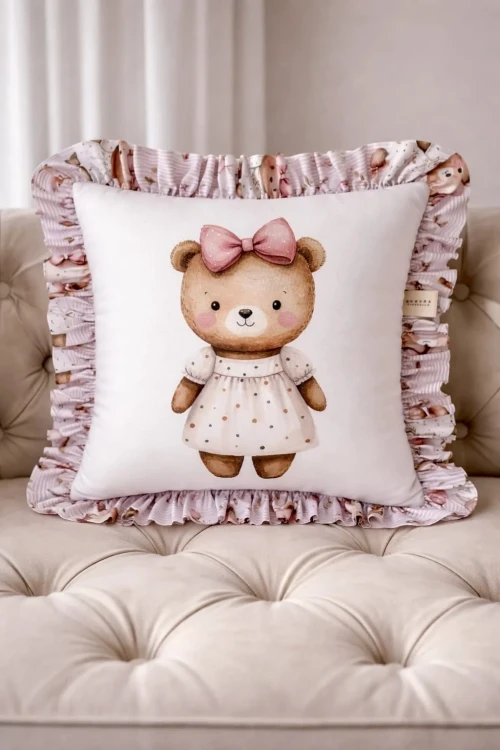 Poduszka Pani Misiowa – dekoracyjna poduszka dla dziewczynki z bawełny premium