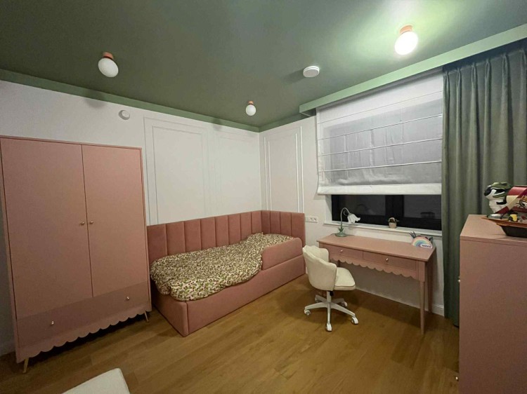 Biurko ARIA z falbanką i ryflowanymi frontami – eleganckie biurko dziecięce,