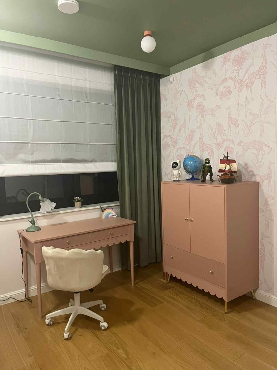 Biurko ARIA z falbanką i ryflowanymi frontami – eleganckie biurko dziecięce,