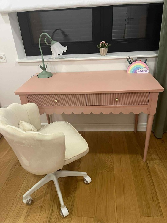 Biurko ARIA z falbanką i ryflowanymi frontami – eleganckie biurko dziecięce,