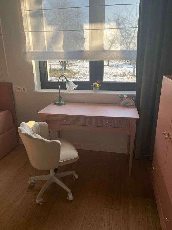 Biurko ARIA z falbanką i ryflowanymi frontami – eleganckie biurko dziecięce,