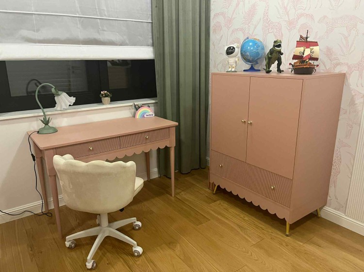 Biurko ARIA z falbanką i ryflowanymi frontami – eleganckie biurko dziecięce,