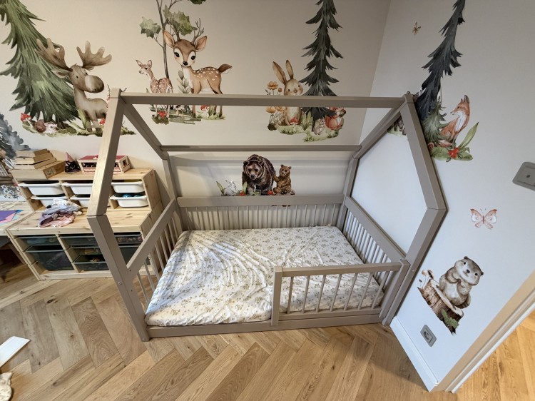 szare łóżko domek Dream House z barierką z drewna sosnowego