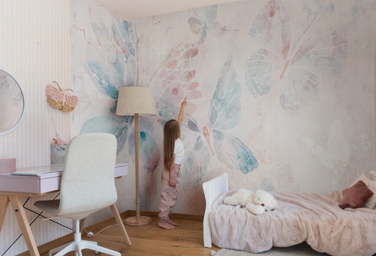Tapeta dziecięca MARIPOSA BUBBLEGUM z kolorowym motylem do pokoju dziewczynki