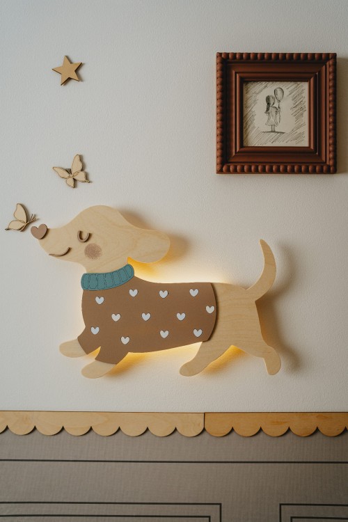 Jamniczka Lila – drewniana lampka nocna do pokoju dziecięcego