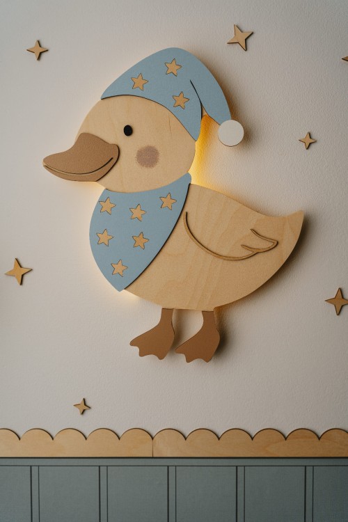 Drewniana lampka nocna kaczuszka w pokoju dziecięcym