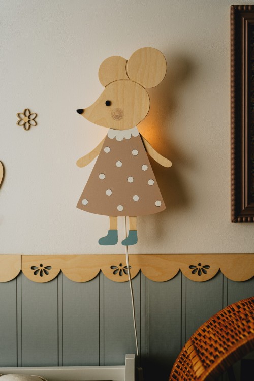 ciepłe światło lampki nocnej myszka w pokoju dziecięcym