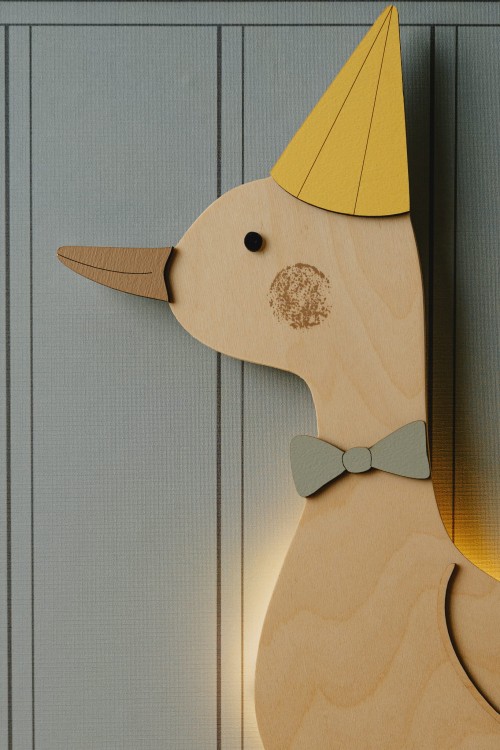 ciepłe światło drewnianej lampki nocnej gąska w czapeczce