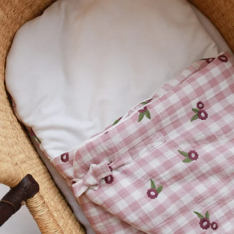 Becik niemowlęcy Cottage Love bawełniany dla noworodka, miękki rożek z antyalergicznym wypełnieniem 36x78