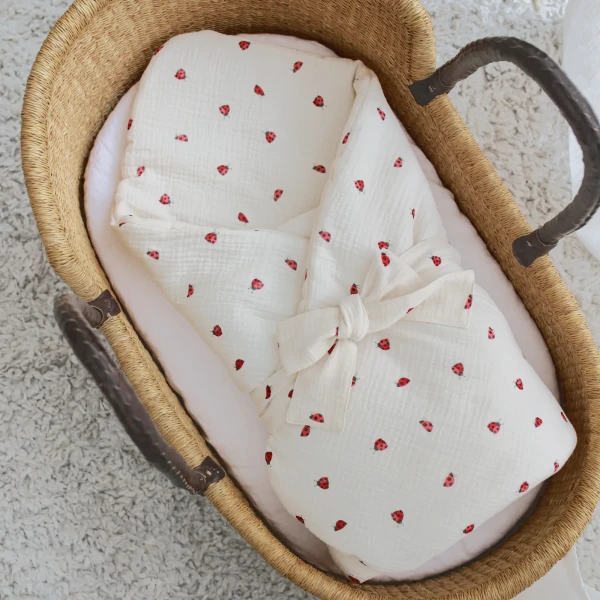 Rożek niemowlęcy Robaczki bawełniany 80x80 dla noworodka z antyalergicznym wypełnieniem