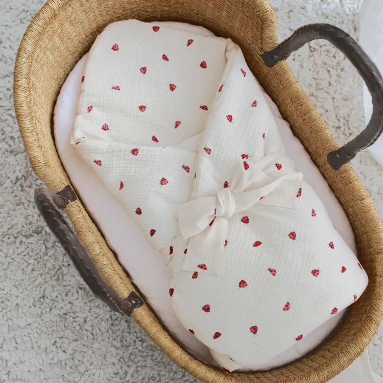 Rożek niemowlęcy Robaczki bawełniany 80x80 dla noworodka z antyalergicznym wypełnieniem