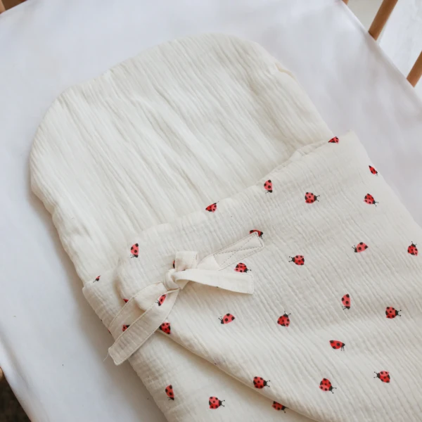 Becik niemowlęcy Robaczki bawełniany dla noworodka z antyalergicznym wypełnieniem 36x78