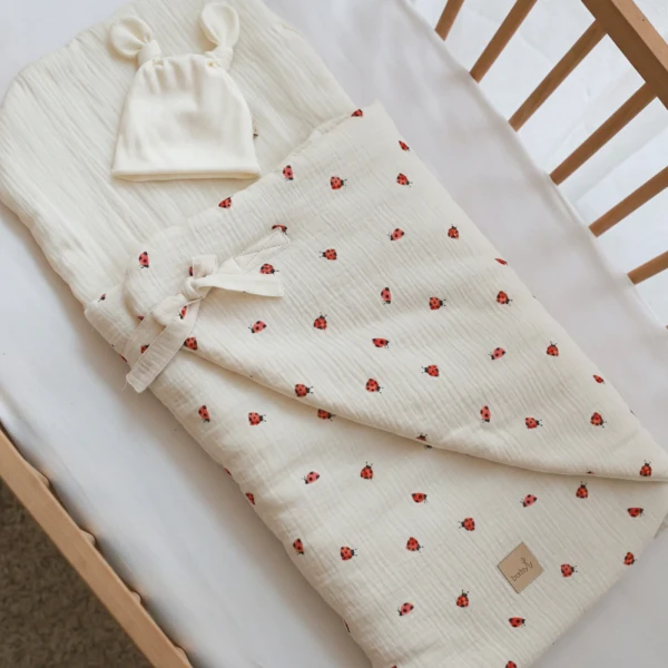 Becik niemowlęcy Robaczki bawełniany dla noworodka z antyalergicznym wypełnieniem 36x78