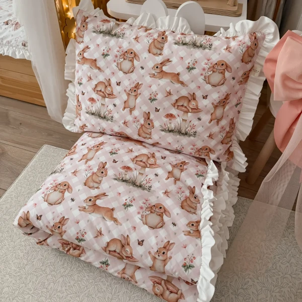 Pościel dziecięca Bunnies bawełna premium w króliczki z białą falbanką