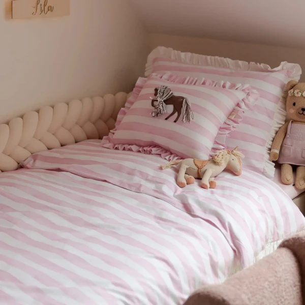 Poszewki pościeli dziecięcej Love paski z ozdobną falbanką