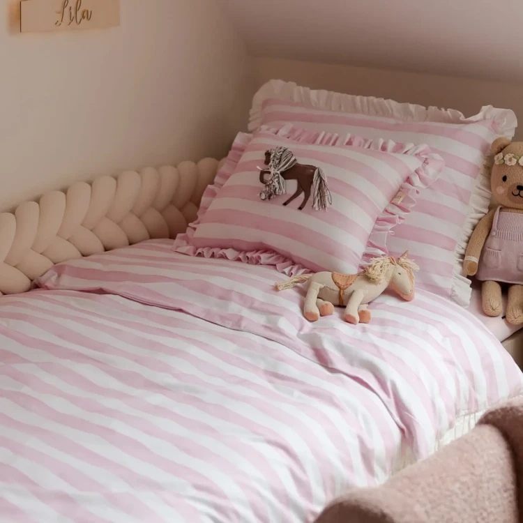 Poszewki pościeli dziecięcej Love paski z ozdobną falbanką