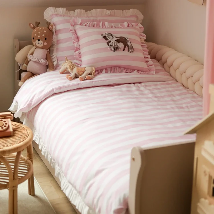 Poszewki pościeli dziecięcej Love paski z ozdobną falbanką