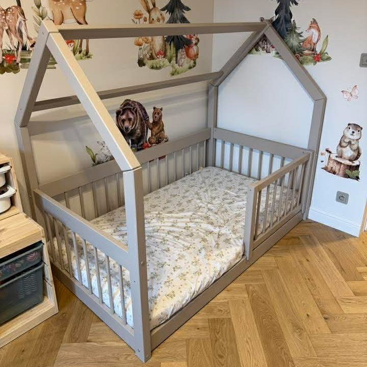 Szare łóżko domek Dream House z barierką z drewna sosnowego