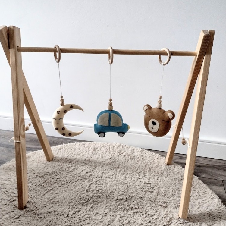Baby Gym Miś i Autko – drewniany stojak Montessori dla niemowląt