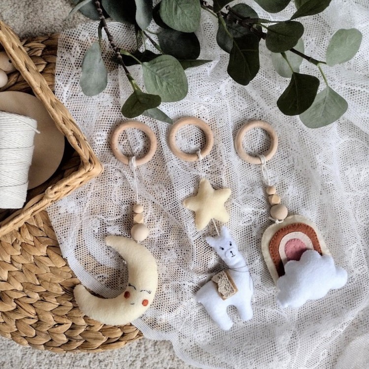 Baby Gym Alpaka i Księżyc – drewniany stojak Montessori dla niemowląt