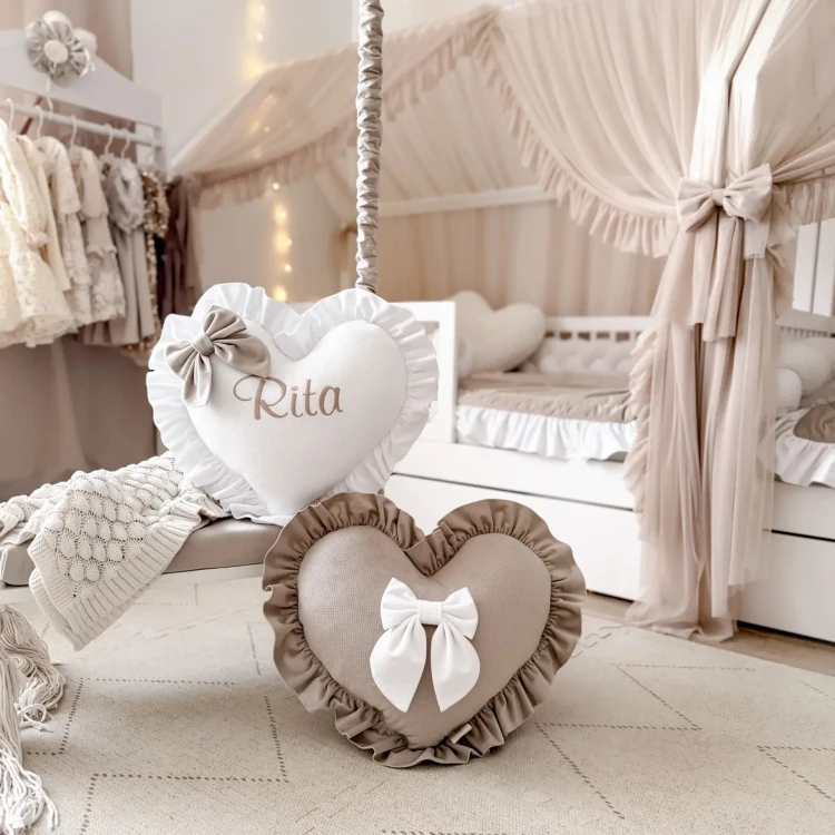 Personalizowana poduszka serce z imieniem z velvetu z falbanką i kokardką