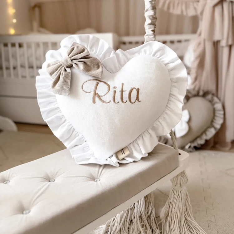 Personalizowana poduszka serce z imieniem z velvetu z falbanką i kokardką