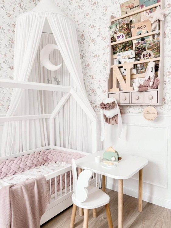 Wisząca półka na książki dla dzieci z szufladkami z drewna brzozowego