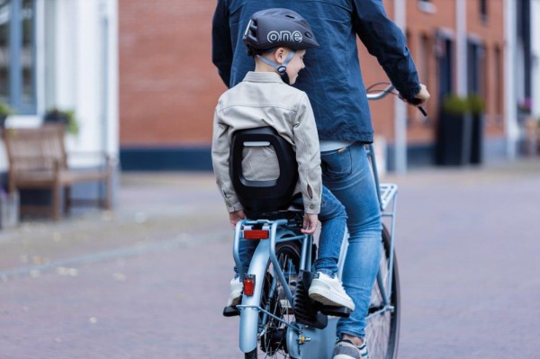 Fotelik rowerowy Bobike ONE Junior black dark brown montowany na tylny bagażnik roweru