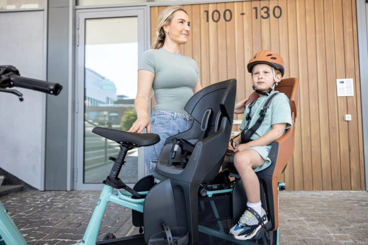Fotelik rowerowy Bobike Exclusive Evolve Maxi 1P cinnamon brown montowany do ramy roweru