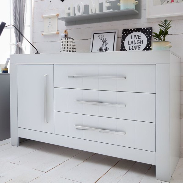 Komoda 3-szufladowa CALMO biała – elegancki mebel dziecięcy z pojemnymi szufladami i drzwiczkami