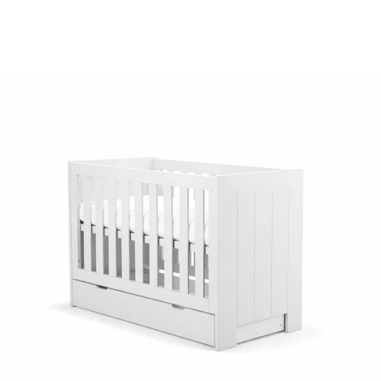 Białe łóżeczko niemowlęce Calmo 60x120 cm z regulowanym dnem i wyjmowanymi szczebelkami, możliwość montażu szuflady, bezpieczne dla niemowląt