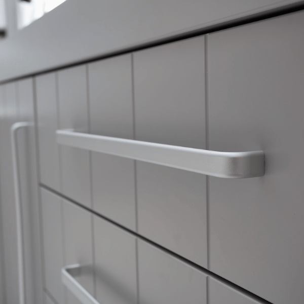 komoda dziecięca Calmo szara z trzema szufladami i blatem