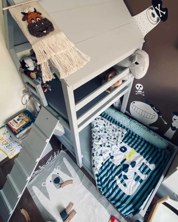 łóżko dziecięce drewniane domek Antoni z bocianim gniazdem z litego drewna sosnowego