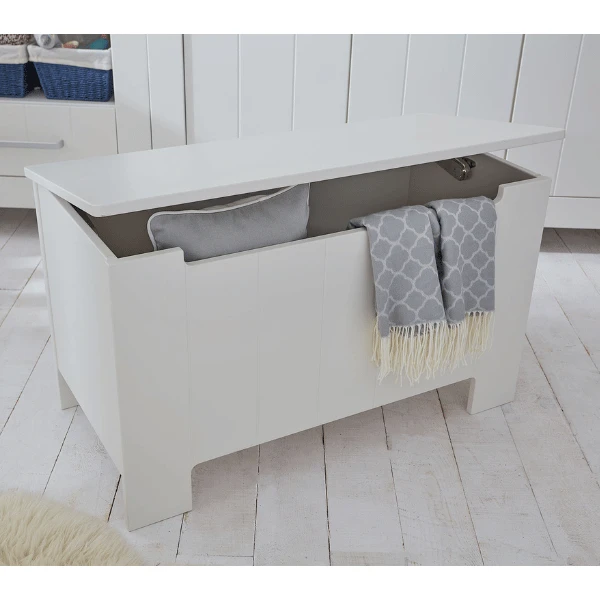 skrzynia na zabawki CALMO szara w pokoju dziecięcym